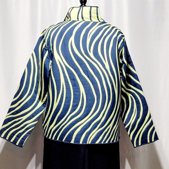 Winding Rivers Reversible Quilted Blue & Green Wave Design (XL) Made in U.S.A. - Picture 3 of 9